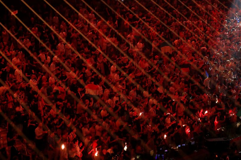 &copy; Reuters. FOTO DE ARCHIVO: Espectadores observan la final del Festival de Eurovisión 2022 en Turín, Italia, el 14 de mayo, 2022. REUTERS/Yara Nardi