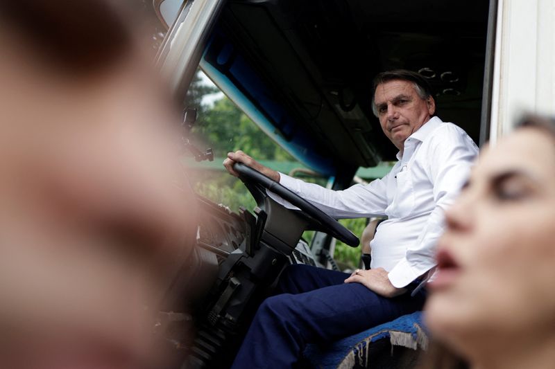 &copy; Reuters. Bolsonaro dirige caminhão em Brasília
7/10/2022
Ueslei Marcelino/Reuters