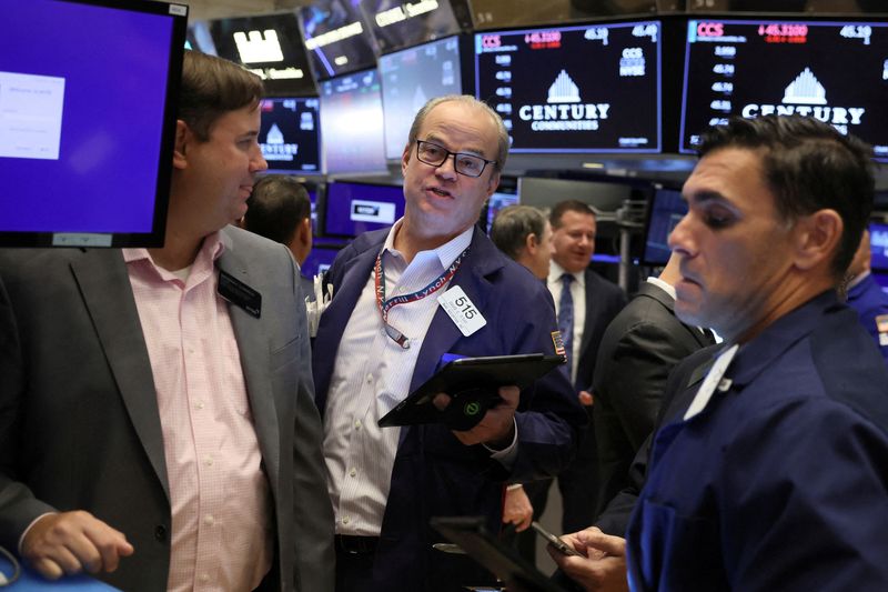 &copy; Reuters. متعاملون خلال التداول في بورصة وول ستريت في نيويورك يوم الجمعة. تصوير: بريندان ماكدرميد - رويترز. 