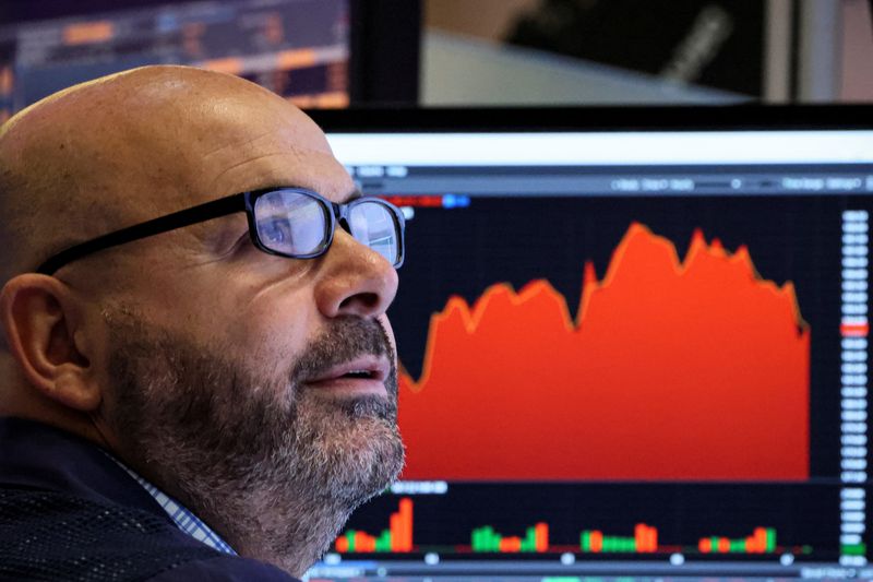 © Reuters. A trader works on the floor of the New York Stock Exchange (NYSE) in New York City, U.S., October 7, 2022. REUTERS/Brendan McDermid