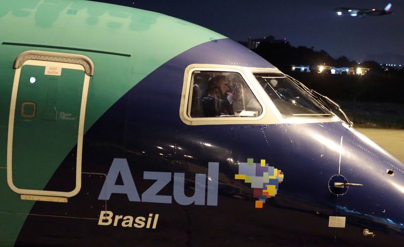 &copy; Reuters. FOTO DE ARCHIVO: Un avión Embraer 195 de Azul Brazilian Airlines se prepara para despegar en el Aeropuerto Internacional de Guarulhos, Brasil. 11 de julio de 2018. REUTERS/Leonardo Benassatto/