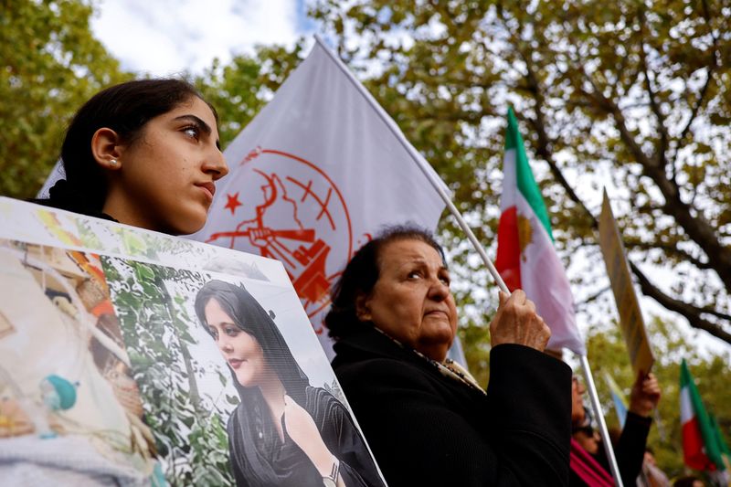 &copy; Reuters. Mulheres protestam contra o governo iraniano em Paris, na França. REUTERS/Christian Hartmann