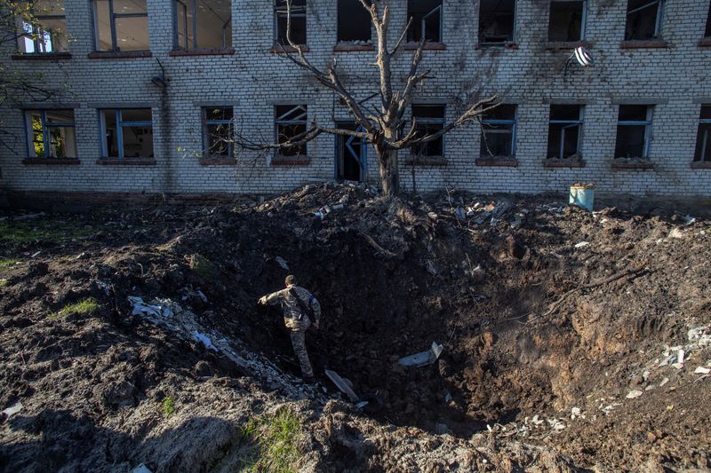 &copy; Reuters. Soldado ucraniano em cratera causada por bomba na cidade de Lyman, no leste da Ucrânia. REUTERS/Oleksandr Ratushniak