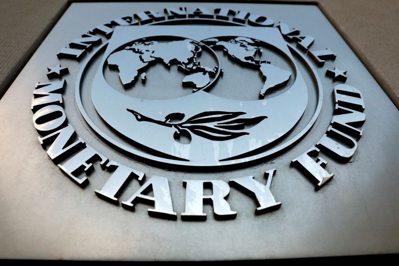 © Reuters. FILE PHOTO: The International Monetary Fund (IMF) logo is seen outside the headquarters building in Washington, U.S., September 4, 2018. REUTERS/Yuri Gripas/File Photo