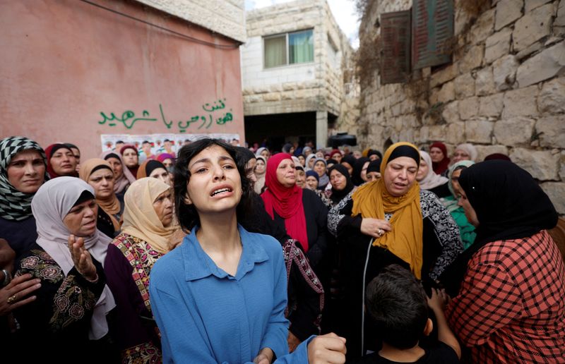 &copy; Reuters. معزون في جنازة مهدي لدادوة الذي قتلته القوات الإسرائيلية خلال اشتباكات بالقرب من رام الله في الضفة الغربية المحتلة يوم السبت. تصوير: محمد تر