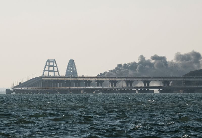 &copy; Reuters. Smoke rises from fire on the Kerch bridge in the Kerch Strait, Crimea, October 8, 2022.  REUTERS/Stringer