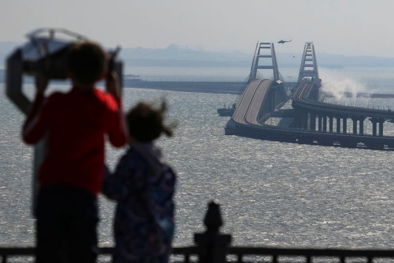 &copy; Reuters. People watch fuel tanks ablaze on the Kerch bridge in the Kerch Strait, Crimea, October 8, 2022.  REUTERS/Stringer