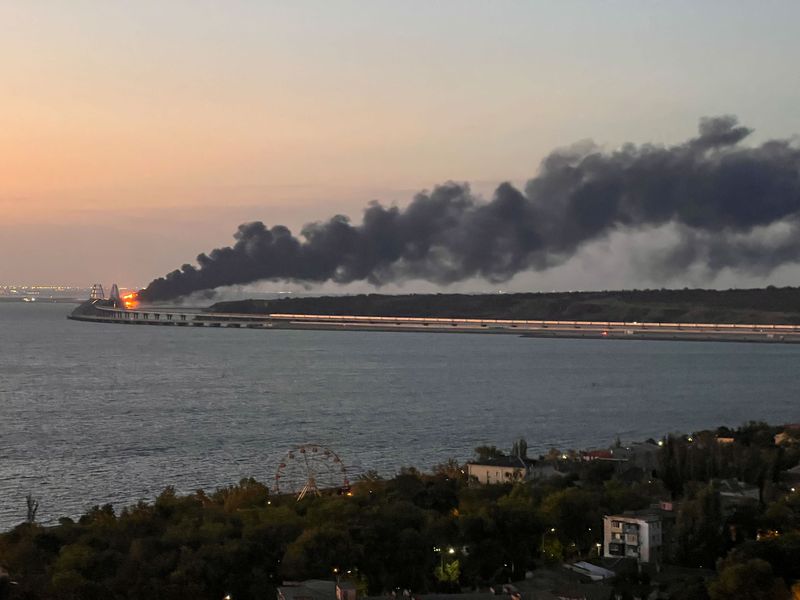 &copy; Reuters. Una vista muestra un incendio en el puente de Kerch al amanecer en el estrecho de Kerch, Crimea. 8 de octubre de 2022.  REUTERS/Colaborador