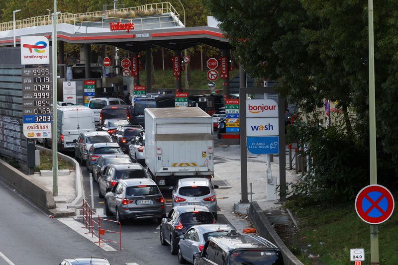 © Reuters. Cars queue to fill their fuel tanks at a Total petrol station in Paris, France, October 8, 2022. REUTERS/Gonzalo Fuentes
