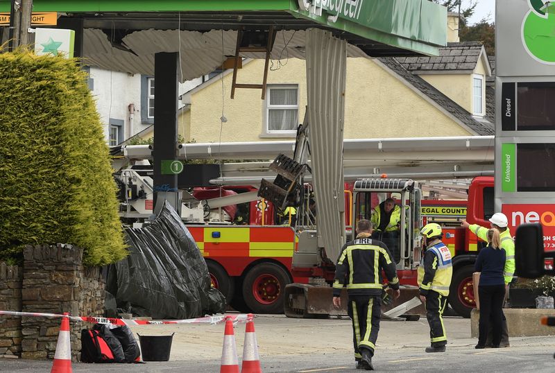© Reuters. Emergency services attend the scene of a explosion, resulting in multiple deaths, at a service station in the village of Creeslough, in County Donegal, Ireland, October 8, 2022. REUTERS/Trevor McBride