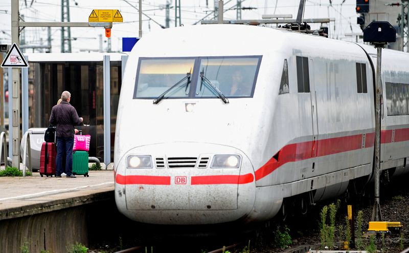 © Reuters. FILE PHOTO: An ICE high-speed train arrives at the Hamburg-Altona train station, September 2, 2021. REUTERS/Fabian Bimmer