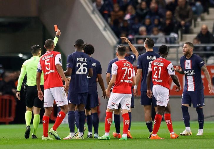 &copy; Reuters. 　サッカーのフランス１部は８日、各地で試合を行い、首位パリ・サンジェルマン（ＰＳＧ）は敵地でランスとスコアレスドローに終わった。写真はＰＳＧのセルヒオラモスがレッドカード