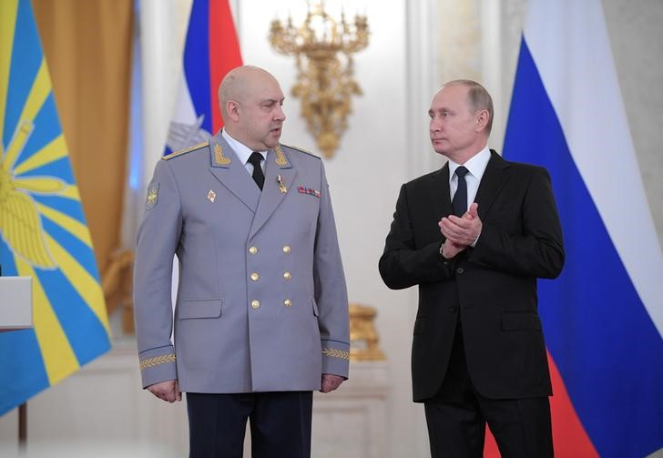 &copy; Reuters. 　１０月８日、ロシア国防省は、ウクライナでの軍事作戦を指揮する総司令官に空軍・宇宙軍の総司令官セルゲイ・スロビキン氏（左）を任命した。写真右はプーチン大統領。モスクワで２