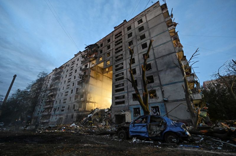 © Reuters. منظر عام لمبنى سكني تضرر بشدة جراء هجوم صاروخي روسي مع استمرار الغزو الروسي لأوكرانيا في منطقة زابوريجيا يوم الأحد. صورة لرويترز.