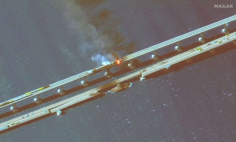 &copy; Reuters. دخان يتصاعد من حريق على جسر كيرتش في مضيق كيرتش في شبه جزيرة القرم في صورة التقطت بواسطة قمر صناعي يوم السبت. صورة لرويترز من ماكسار تكنولوجي