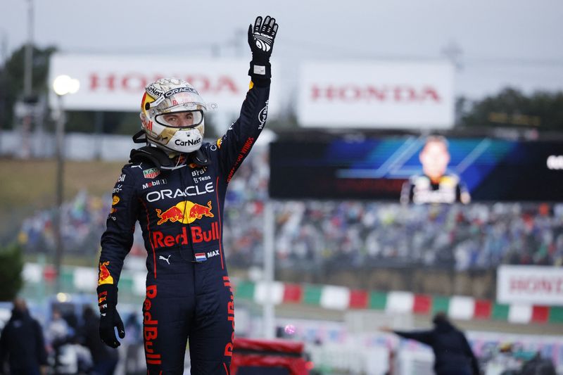 &copy; Reuters. الهولندي ماكس فرستابن يحتفل بفوزه بسباق جائزة اليابان الكبرى في سوزوكا  يوم الأحد. تصوير: إيساي كاتو - رويترز.