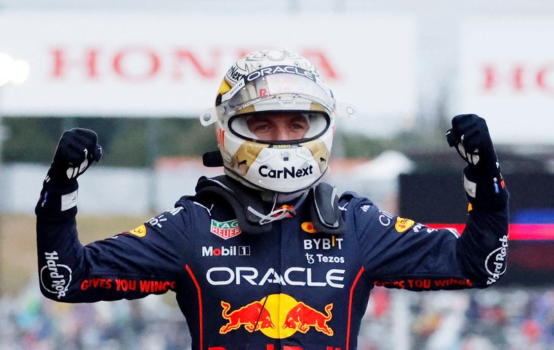 &copy; Reuters. الهولندي ماكس فرستابن يحتفل بفوزه بسباق جائزة اليابان الكبرى في سوزوكا يوم الأحد. تصوير: إيساي كاتو - رويترز.