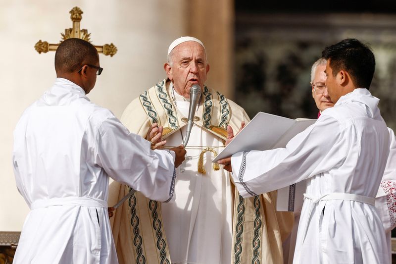 &copy; Reuters. Pope Francis attends a mass to canonise two new Saints, Giovanni Battista Scalabrini and Artemide Zatti in St. Peter's Square, at the Vatican, October 9, 2022. REUTERS/Guglielmo Mangiapane