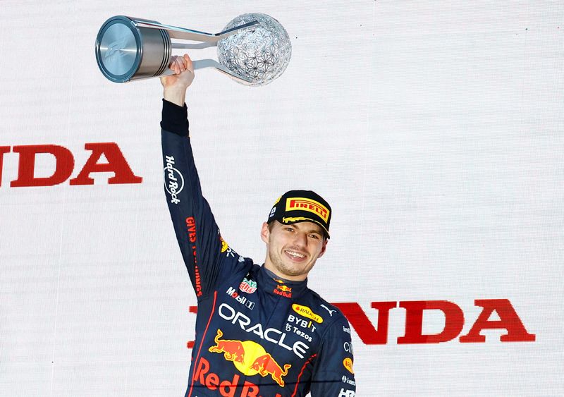 &copy; Reuters. Fórmula Uno F1 - Gran Premio de Japón - Circuito de Suzuka, Suzuka, Japón - 9 de octubre de 2022. Max Verstappen de Red Bull celebra la victoria en la carrera y el campeonato en el podio. REUTERS/Kim Kyung-Hoon    