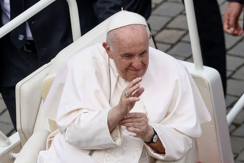 &copy; Reuters. البابا فرنسيس في الفاتيكان يوم الأحد. تصوير: جوجليلمو مانجيابان - رويترز.