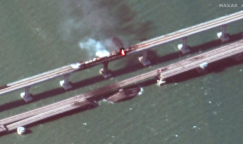 &copy; Reuters. Una imagen de satélite muestra un primer plano del humo que se eleva desde un incendio en el puente de Kerch, en el estrecho de Kerch, Crimea. 8 de octubre de 2022. Maxar Technologies/vía REUTERS