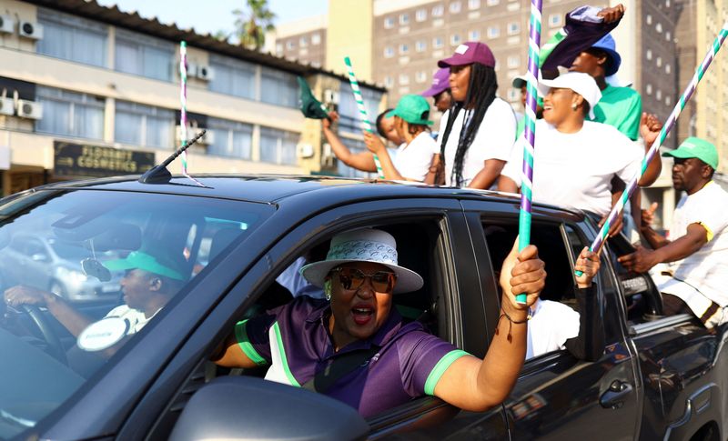 © Reuters. Supporters of Lesotho's Revolution For Prosperity (RFP), a recently founded party led by Sam Matekane, react following Lesotho's parliamentary election in the capital Maseru, Lesotho, October 8, 2022. REUTERS/Siphiwe Sibeko