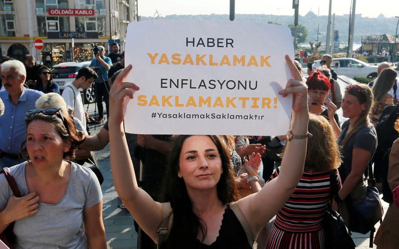 &copy; Reuters. FILE PHOTO: Protesters demonstrate in Istanbul against a media bill that Turkey's government says will fight "disinformation," but which media rights groups argue will double down on a years-long crackdown on critical reporting in Istanbul, Turkey, June 2