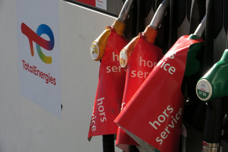 &copy; Reuters. Des panneaux indiquant "hors service" sur des pompes à essence dans une station-service de TotalEnergies à Bugnicourt. /Photo prise le 8 octobre 2022/REUTERS/Pascal Rossignol