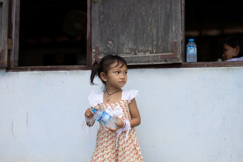 &copy; Reuters. الطفلة التايلاندية بافينوت سوبولونج، وتعرف باسم "آمي"، الناجية الوحيدة من مذبحة دار رعاية في أوتاي ساوان بتايلاند يوم الأحد. تصوير: يورج سيل