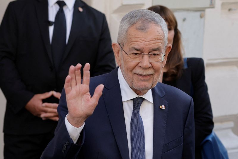 &copy; Reuters. Austrian President Alexander Van der Bellen waves outside the polling station during presidential elections in Vienna, Austria, October 9, 2022. REUTERS/Leonhard Foeger