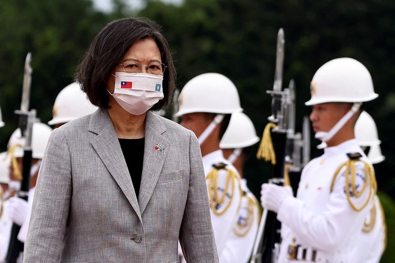 &copy; Reuters. FOTO DE ARCHIVO - La presidenta de Taiwán, Tsai Ing-wen, recibe a la presidenta de Palaos, Surangel Whipps (no en la foto) en una ceremonia en Taipéi. 6 de octubre de 2022. REUTERS/Ann Wang