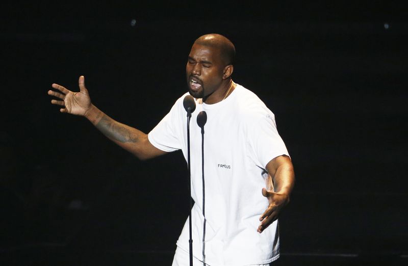 © Reuters. FILE PHOTO: Kanye West on stage during the 2016 MTV Video Music Awards in New York, U.S., August 28, 2016.  REUTERS/Lucas Jackson