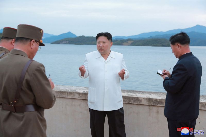 &copy; Reuters. 　国営朝鮮中央通信（ＫＣＮＡ）は１０日、北朝鮮が戦術核運用部隊の訓練を９月２５日─１０月９日に実施し、金正恩総書記（写真中央）が監督・指導したと伝えた。写真はＫＣＮＡが９