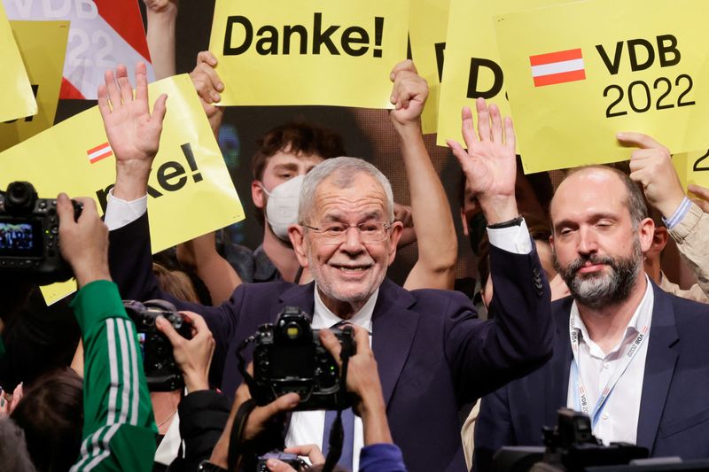 © Reuters. Austrian President Alexander Van der Bellen reacts after securing a second six-year term in office, according to projections based on a partial vote count, at his election party on the day of the presidential election, in Vienna, Austria, October 9, 2022. REUTERS/Leonhard Foeger
