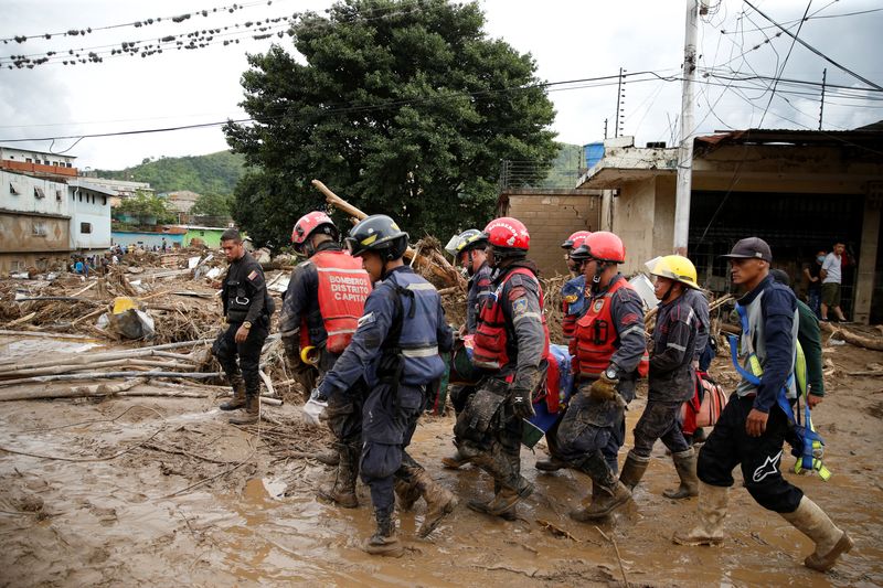 © Reuters. Bomberos y rescatistas trabajan tras las inundaciones debidas a las fuertes lluvias, en Las Tejerías, estado de Aragua, Venezuela, 9 de octubre de 2022. REUTERS/Leonardo Fernandez Viloria