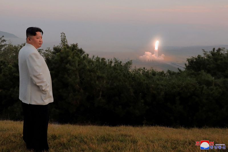 © Reuters. الزعيم الكوري الشمالي كيم جونج أون يتابع إطلاق صاروخ بموقع غير معروف بالبلاد في صورة غير مؤرخة نشرت يوم الأحد. صورة لرويترز من وكالة الأنباء المركزية الكورية ( يحظر نشرها أو إعادة بيعها داخل كوريا الجنوبية ) .  