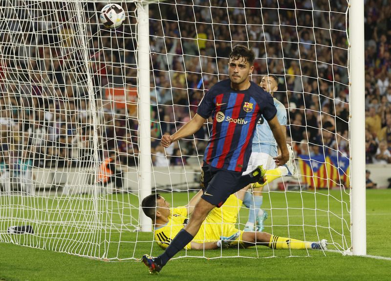 &copy; Reuters. Pedri celebra tras marcar el primer gol del Fútbol Club Barcelona al Celta de Vigo en el encuentro de liga que disputaron ambos equipos en el estadio Camp Nou de Barcelona, España, el 9 de octubre de 2022. REUTERS/Albert Gea