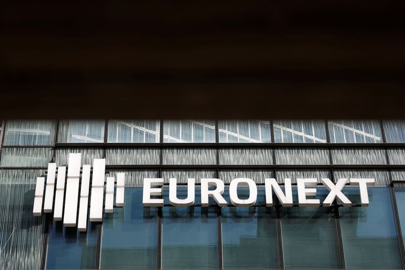 &copy; Reuters. Photo du logo d'Euronext, l'opérateur de la bourse de Paris, dans le quartier de La Défense à Paris. /Photo prise le 30 septembre 2022/REUTERS/Benoit Tessier