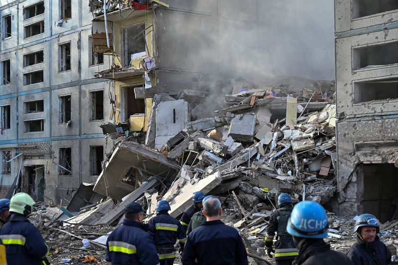 &copy; Reuters. Una veduta di un edificio residenziale pesantemente danneggiato da un attacco missilistico russo, nel contesto dell'attacco russo all'Ucraina, a Zaporizhzhia, Ucraina, 9 ottobre 2022. REUTERS/Stringer