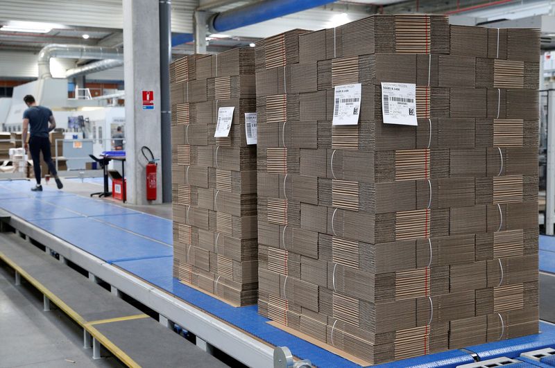 &copy; Reuters. FILE PHOTO: Boards of cardboard are pictured inside the box manufacturing company DS Smith Packaging Atlantique in La Chevroliere near Nantes, France, April 25, 2019. REUTERS/Stephane Mahe
