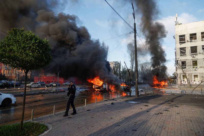 &copy; Reuters. Des voitures en feu à Kyiv, en Ukraine. /Photo prise le 10 octobre 2022/REUTERS/Valentyn Ogirenko