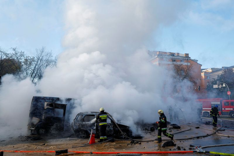 © Reuters. Varios bomberos trabajan para extinguir un incendio en el lugar de impacto de varios misiles en Kiev, Ucrania, el 10 de octubre de 2022. REUTERS/Valentyn Ogirenko