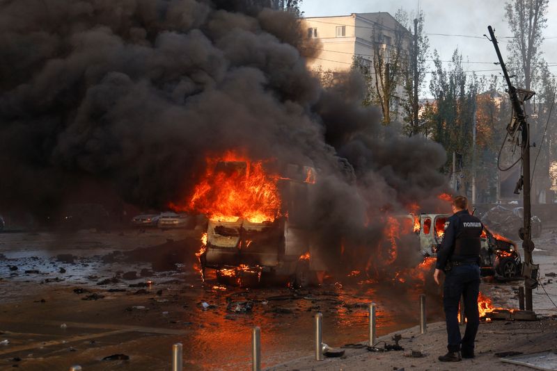 &copy; Reuters. سيارات تحترق بعد قصف صاروخي روسي للعاصمة الأوكرانية كييف يوم الاثنين. تصوير: فالنتين أوجيرنكو - رويترز