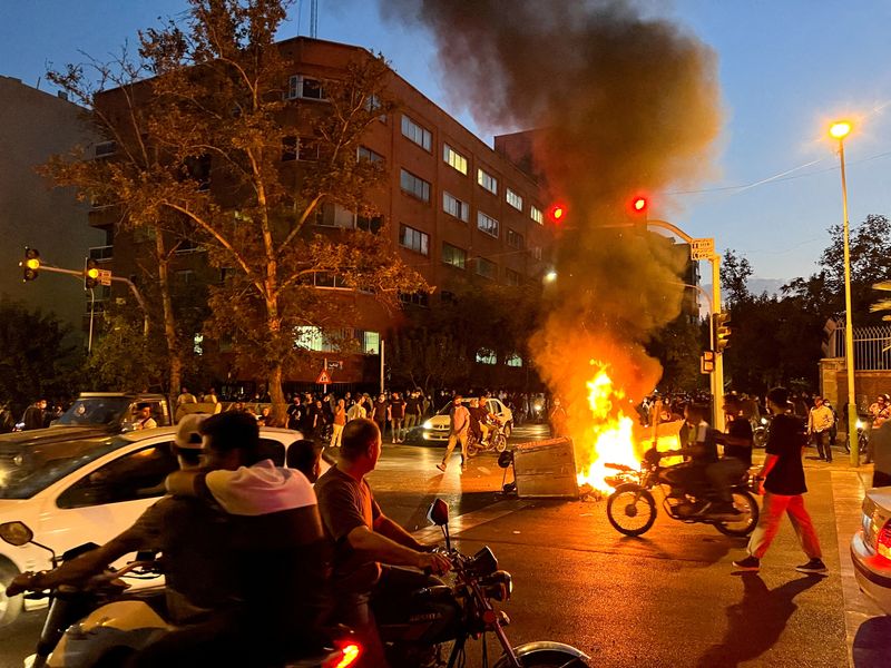 &copy; Reuters. دراجة نارية تابعة للشرطة تحترق خلال احتجاج على وفاة مهسا أميني في طهران يوم 19 سبتمبر أيلول 2022. صورة لرويترز من وكالة أنباء غرب آسيا.