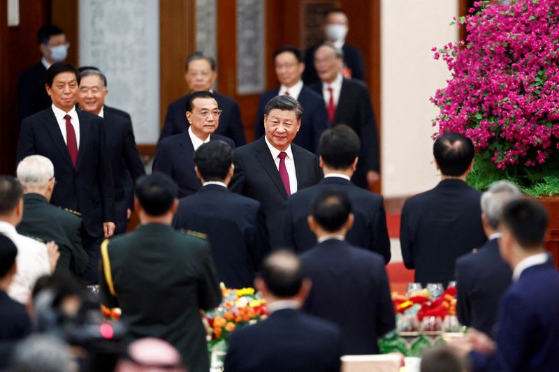 &copy; Reuters. FOTO DE ARCHIVO. El presidente chino, Xi Jinping, y otros líderes llegan a una recepción en el Gran Salón del Pueblo en la víspera del Día Nacional de China en Pekín, China. 30 de septiembre de 2022. REUTERS/Florence Lo