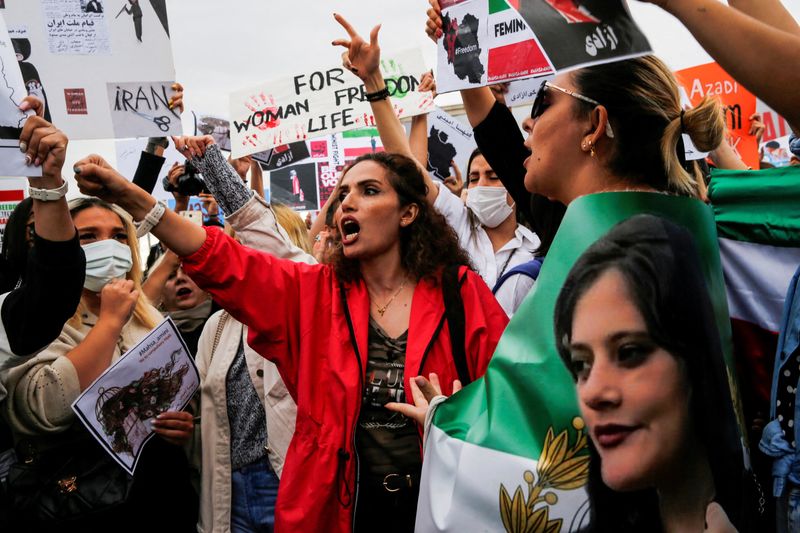 &copy; Reuters. FOTO DE ARCHIVO. Manifestantes gritan consignas durante una manifestación tras la muerte de Mahsa Amini en Irán, en Estambul, Turquía. 2 de octubre de 2022. REUTERS/Dilara Senkaya