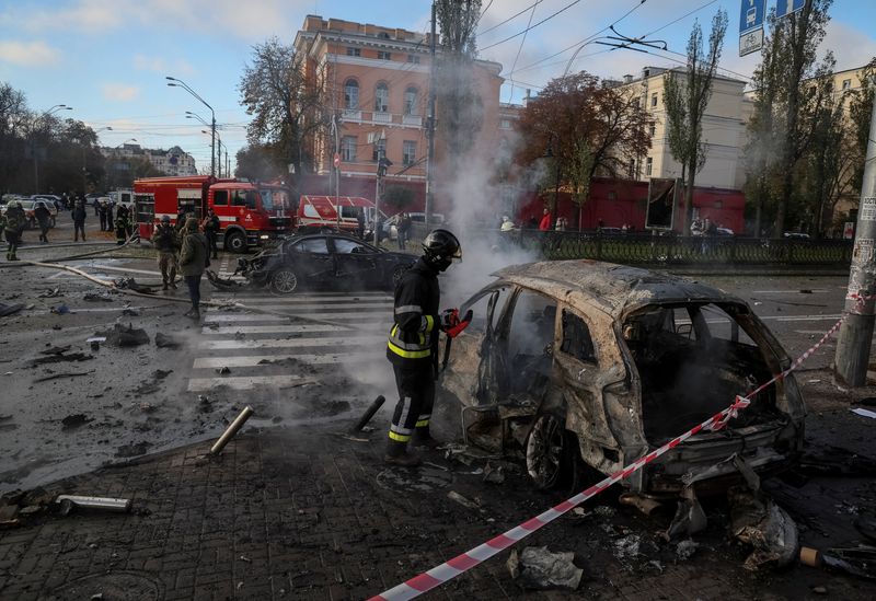 © Reuters.  سيارة محترقة عقب القصف الروسي في وسط كييف يوم الاثنين . تصوير:  جليب جرنيتش - رويترز

