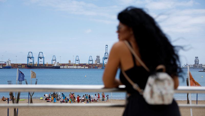 &copy; Reuters. Katherine, de 34 años, refugiada ucraniana, ante el mar en Las Palmas de Gran Canaria, España, 12 de agosto de 2022. REUTERS/Borja Suárez

