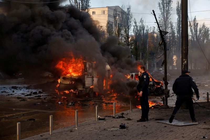 © Reuters. Coches en llamas tras los ataques de misiles rusos, mientras continúa el ataque de Rusia, en Kiev, Ucrania. 10 de octubre de 2022. REUTERS/Valentyn Ogirenko