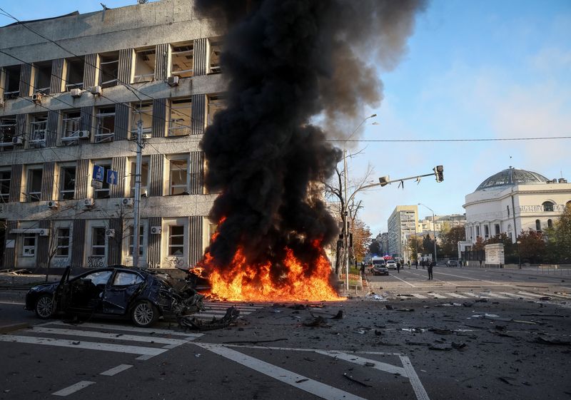 &copy; Reuters. سيارات تحترق في أعقاب هجوم عسكري روسي في وسط كييف يوم الاثنين. تصوير: جلب جارانيتش - رويترز